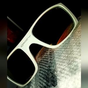 Gascan oakleys color white size standard.